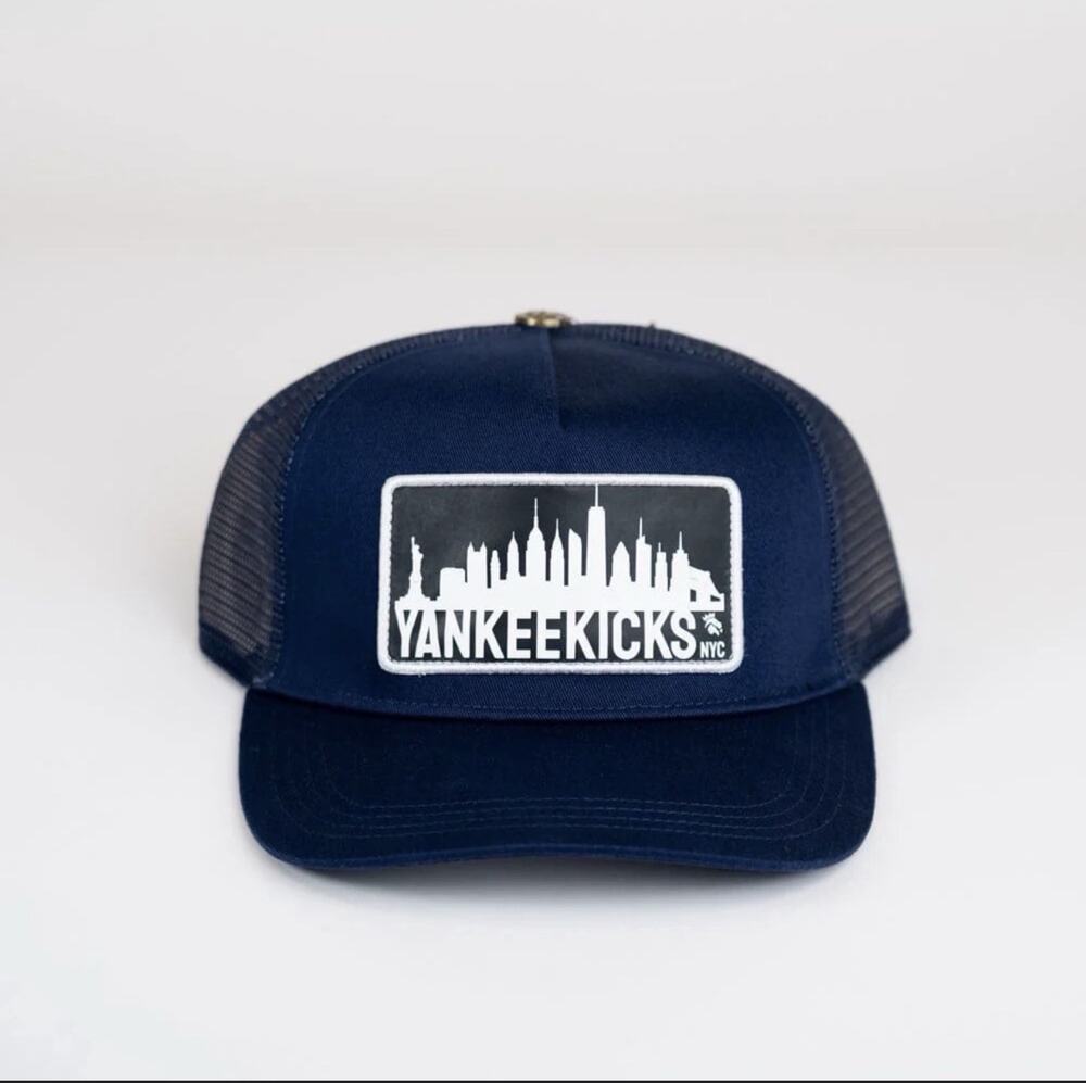 YK New York Skyline Trucker